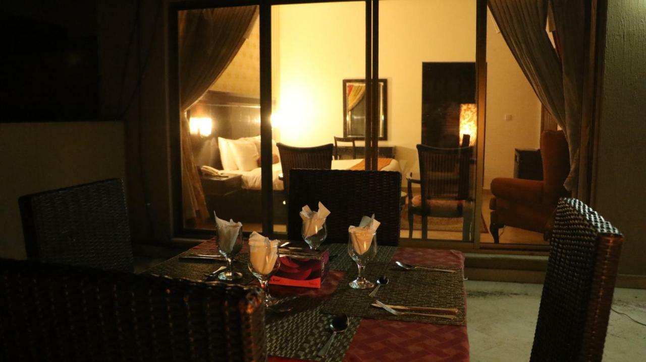 Bed and Breakfast The Royal Manor Исламабад Экстерьер фото